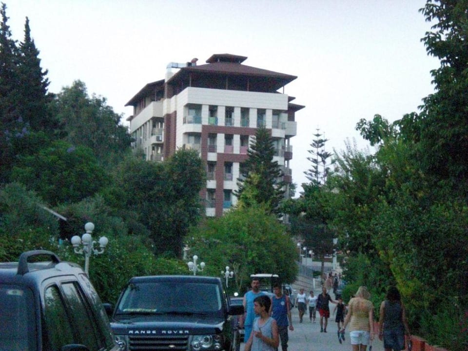 Weg vom Strand zum Hotel Hotel Sirma