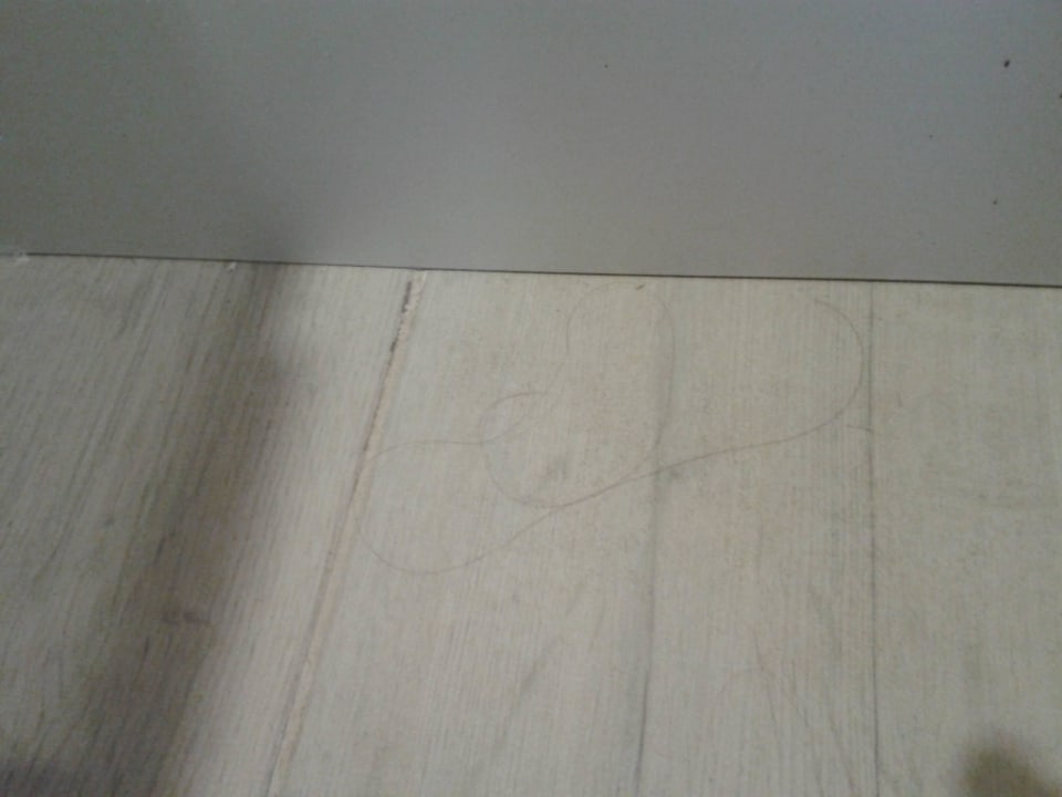 Zimmerboden mit Haaren übersät Ulusoy Kemer Holiday Club