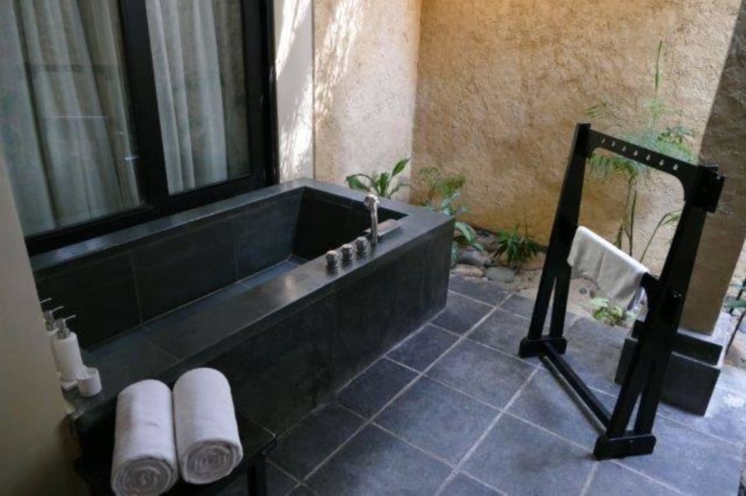 Zimmer 511, Dusche und Badewanne im freien Anantara Mui Ne Resort & Spa