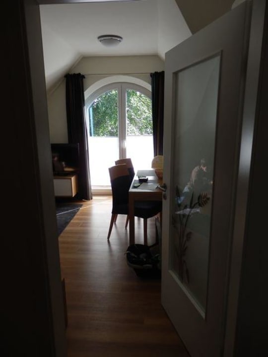 Wohnzimmer mit Balkon Apartmenthaus Kleiner Falke