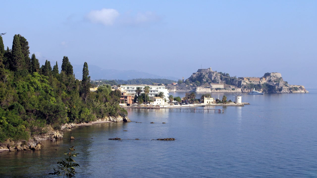 "Mon Repos Palace"  aus der Ferne Mon Repos Palace - Adults only