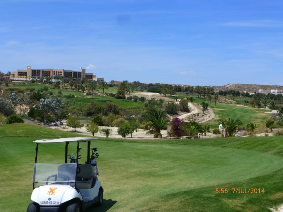 Blick vom Grün der 14 auf das Hotel Hotel Valle del Este Golf Spa