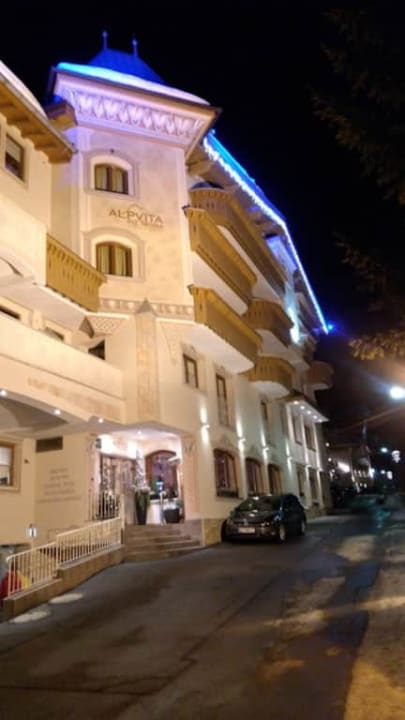 Wejście wieczorową porą Hotel Alpvita Piz Tasna