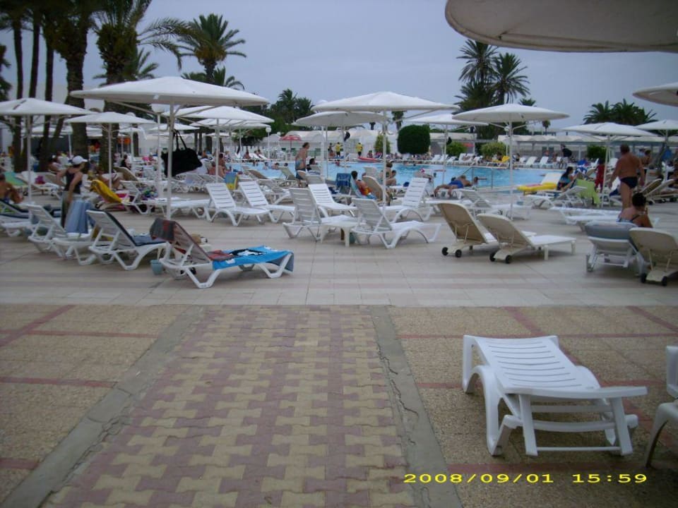 Liegen am Pool El Mouradi Club Kantaoui