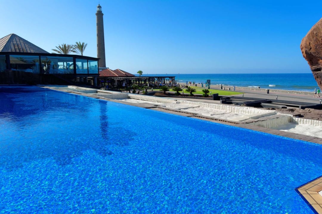 Der grosse Infinity-Pool Lopesan Costa Meloneras, Resort & Spa