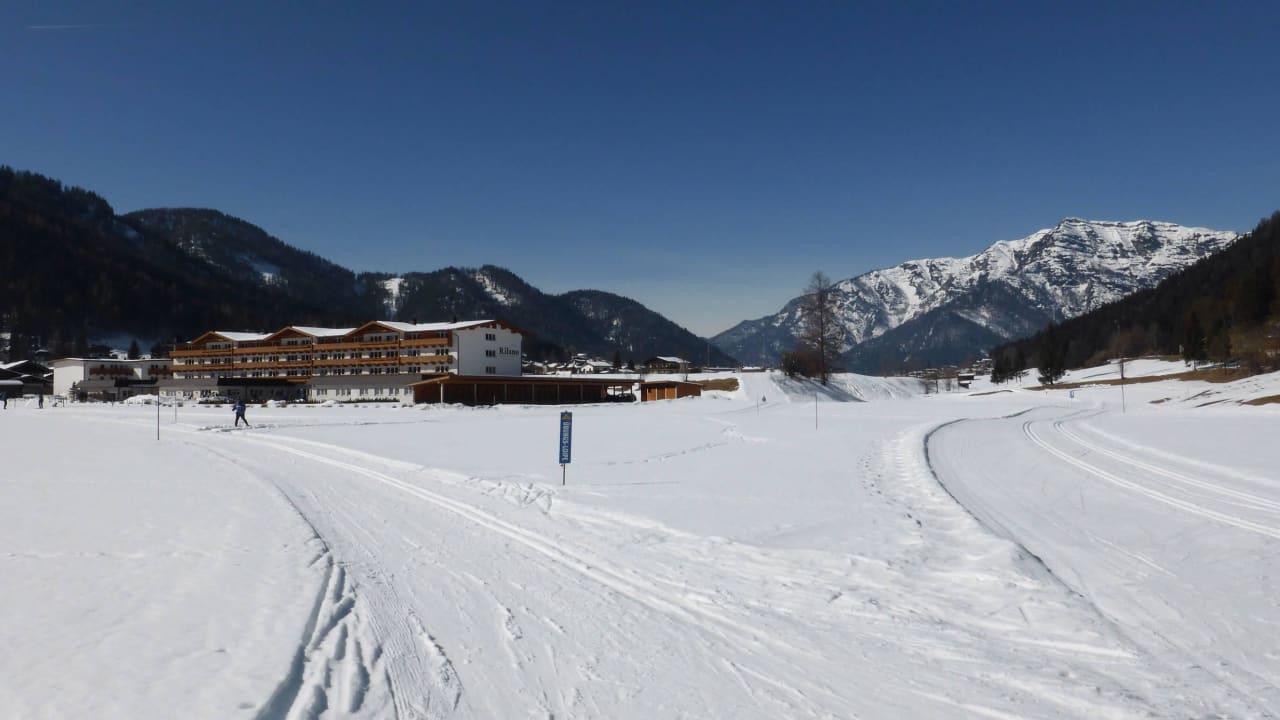 Blick von der Loipe aufs Hotel  elaya hotel steinplatte