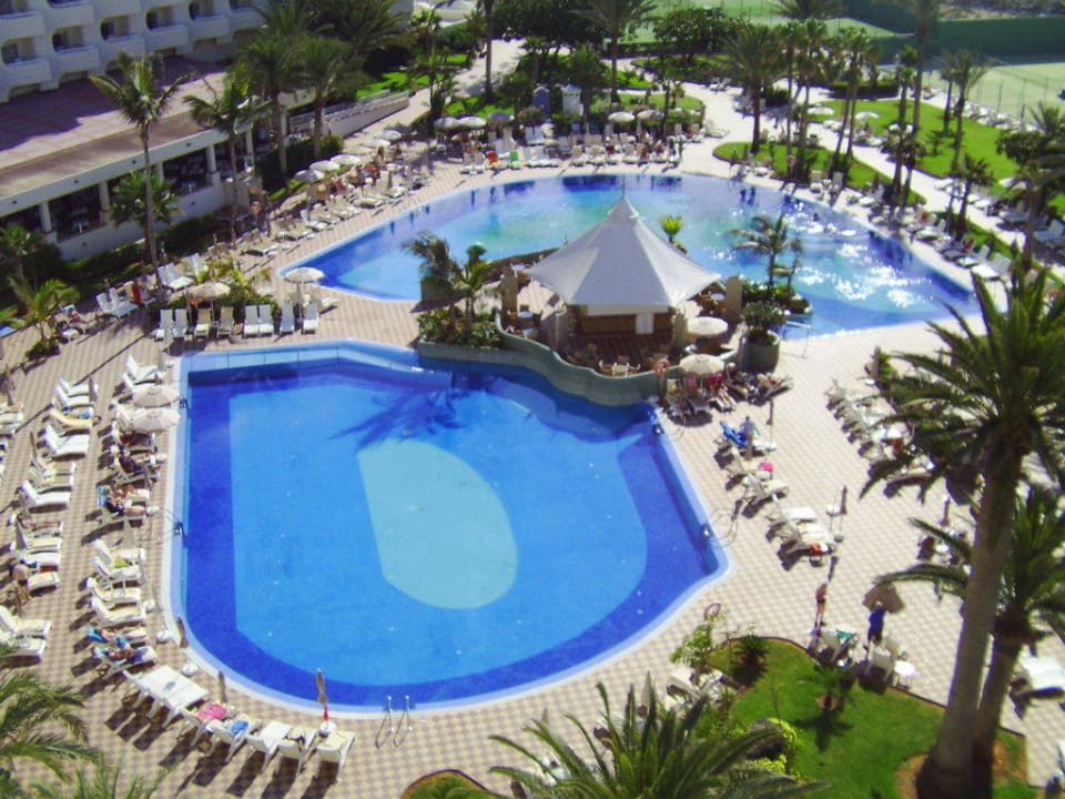 Der Pool vom Dach des Hotels Hotel Riu Palace Tres Islas