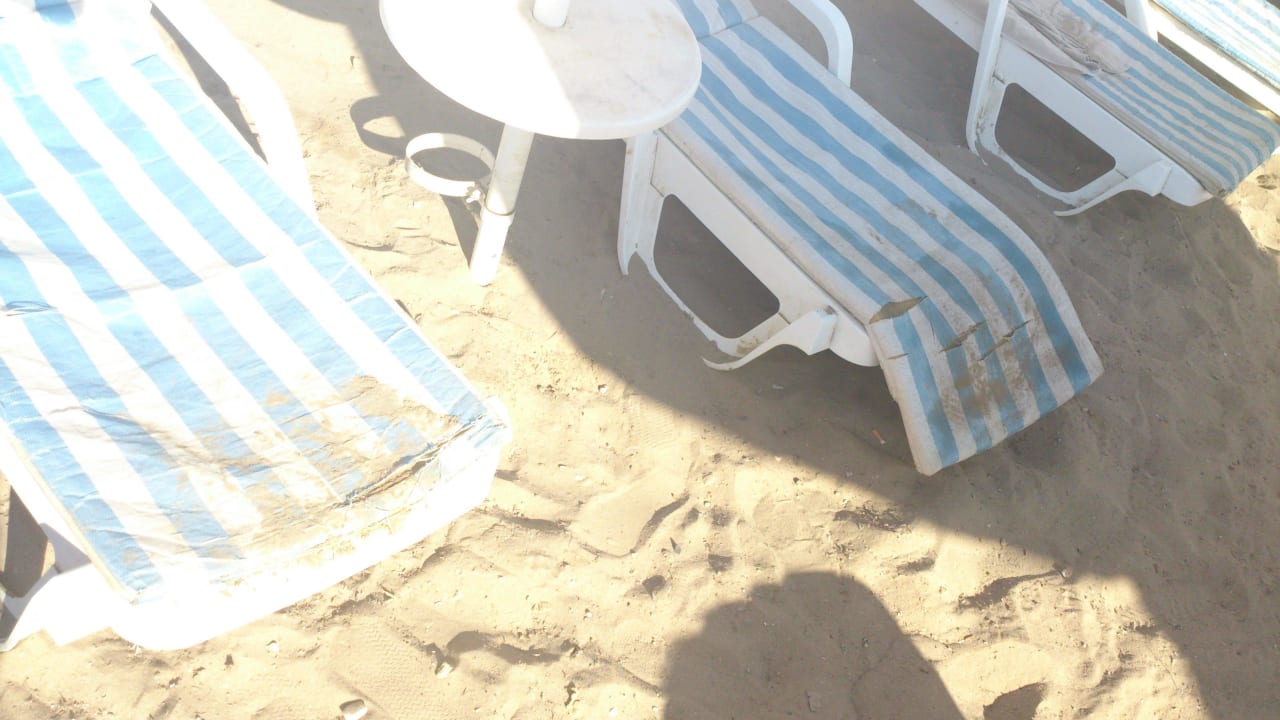 Lezaki na plazy Sunrise Beach Side