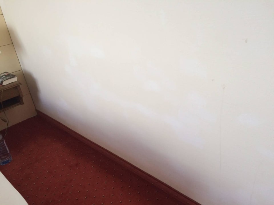 Vergilbte fleckige Wand VAYA Kühtai