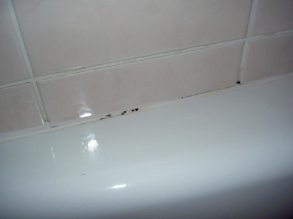 Schimmel bei Badewanne Sanotel Bad Gastein