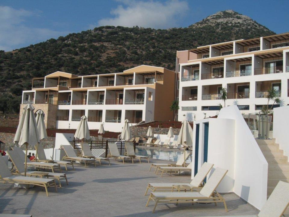 Blick auf Pool und Hotel Filion Suites Resort & Spa