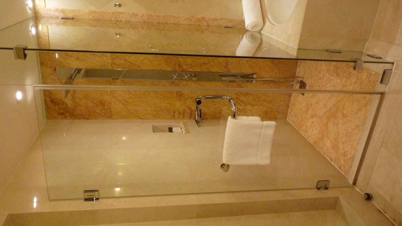 Eine richtige Dusche Al Bustan Palace - A Ritz-Carlton Hotel