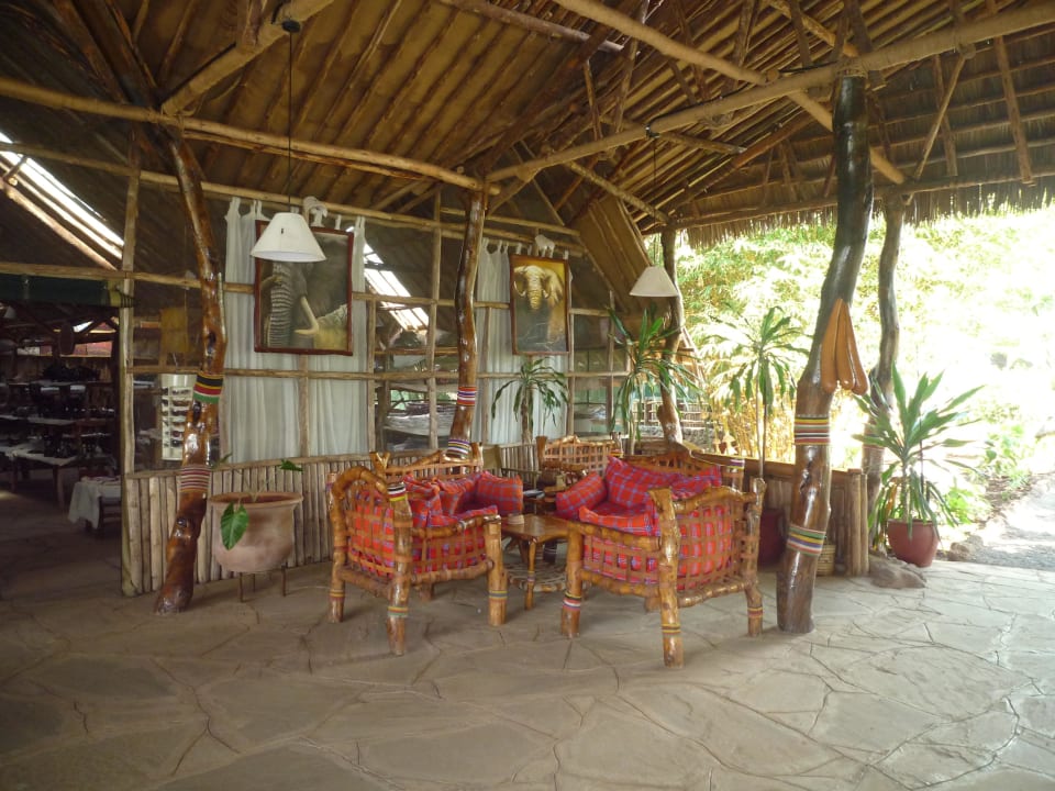 Gemütliche Sitzecke in der Lobby  Kibo Safari Camp