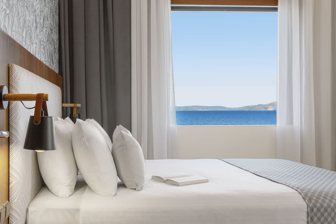 Zimmer Ramada by Wyndham Athens Attica Riviera