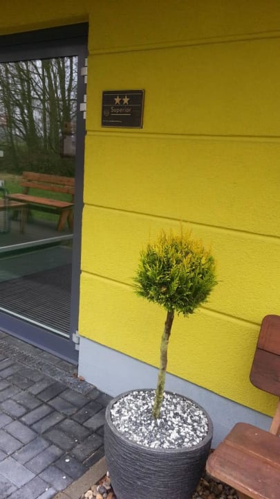 Eingang und Platz für Raucher B&B Hotel München-Airport