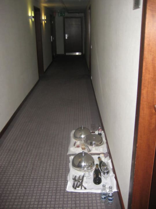 Hotelflur nicht weggeräumten Essensresten Hilton Reykjavik Nordica