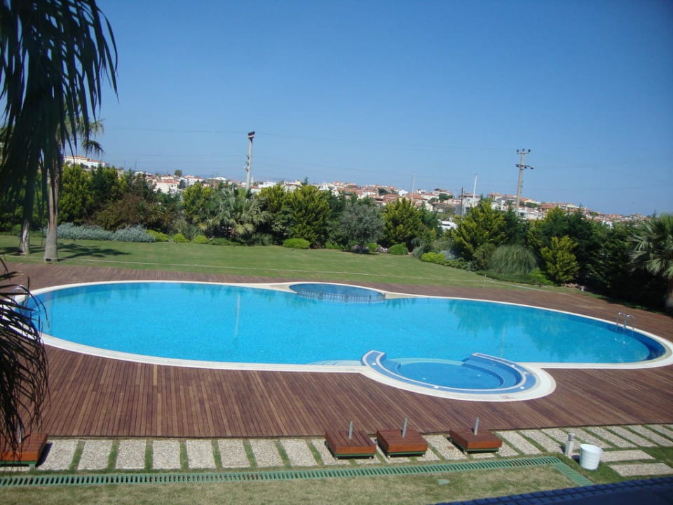 Pool- und Gartenanlage mit Blick vom Restaurant Sisus Marina Hotel