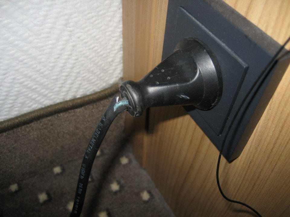 Defekter Netzstecker Leonardo Hotel Düsseldorf Airport - Ratingen