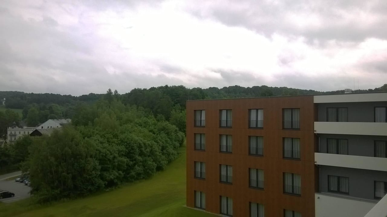 Blick auf dem Hotelseitenflügel Santé Royale Warmbad Wolkenstein