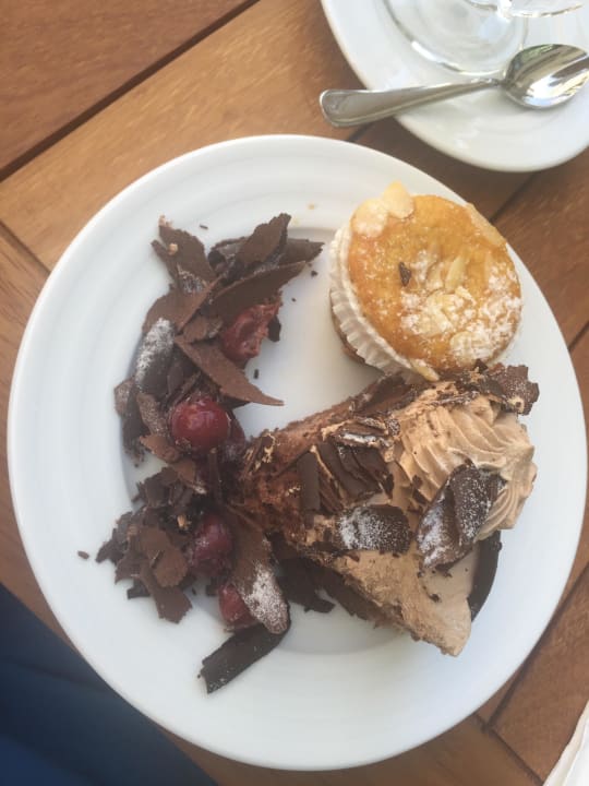 Kuchen nicht appetitlich geschnitten und servierte Acanthus Cennet Barut Collection