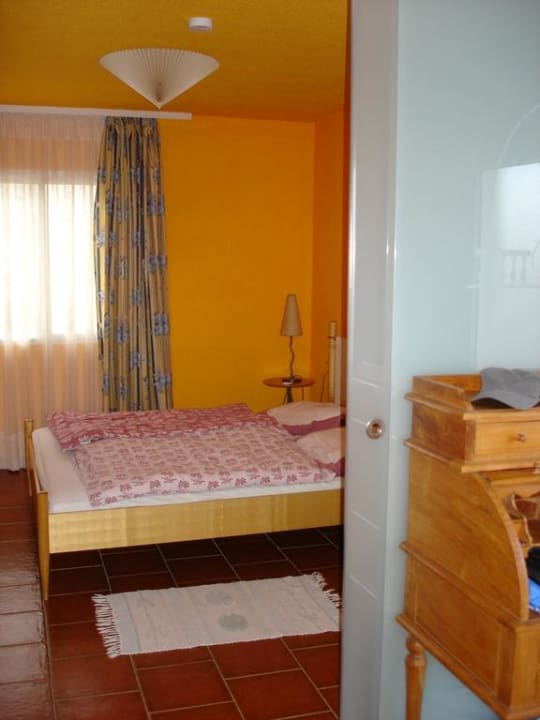 "Blick ins Schlafzimmer (mit Schiebetür aus Glas)" Villa Rosalva