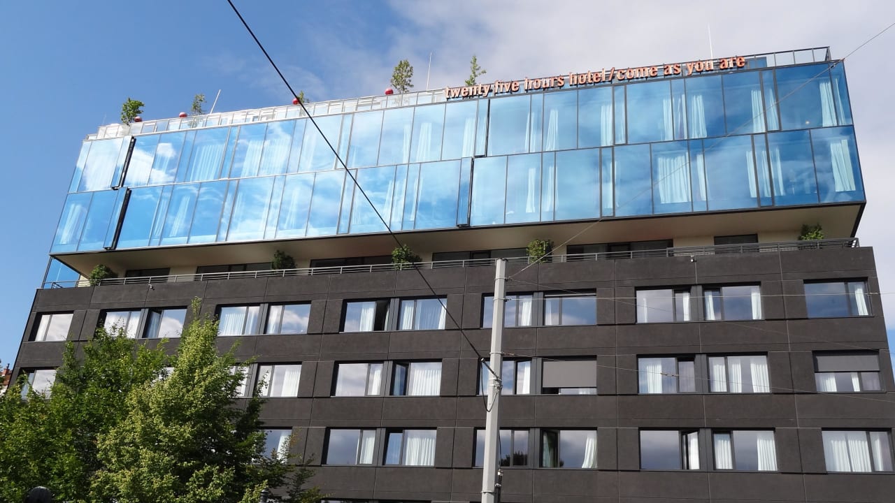 Hotel von außen, oben mit Dachterrasse 25hours Hotel Wien beim MuseumsQuartier