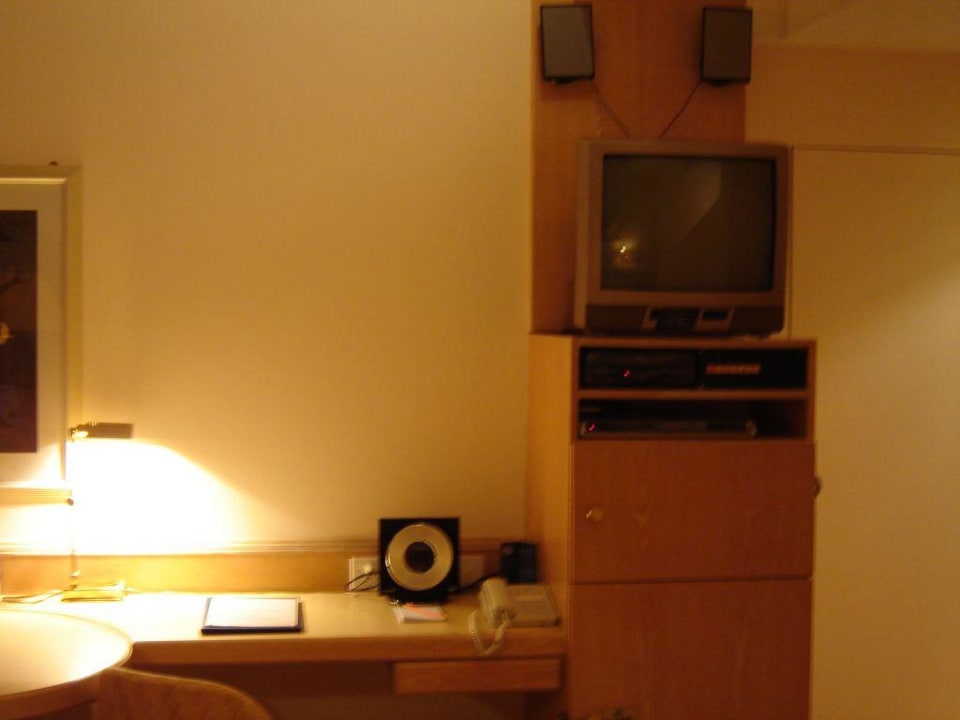 Arbeitstisch, Fernseher und CD-Anlage Hotel Thessoni Classic Zürich