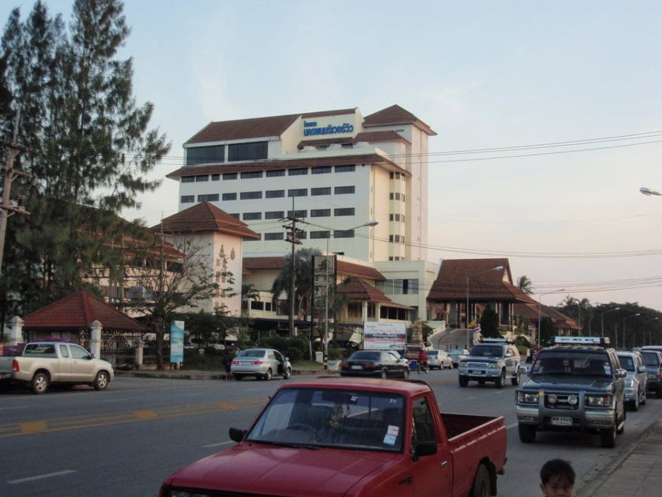 Hotel von der Straße aus Nakhon Phanom River View Hotel