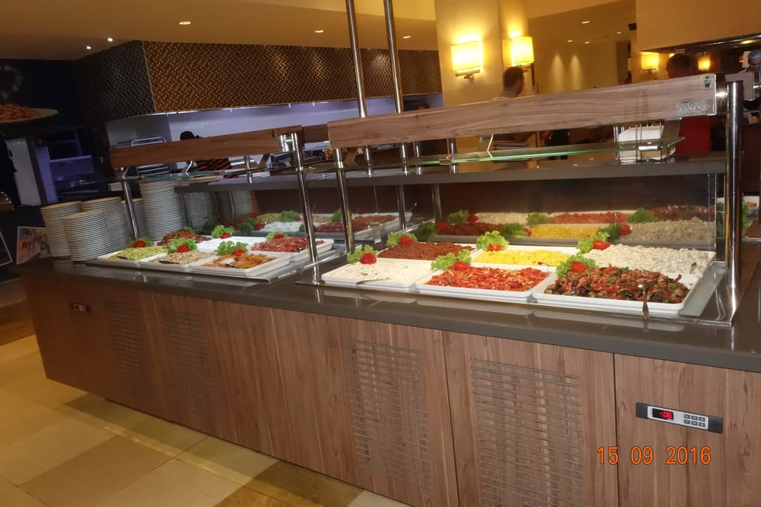 Schönes reichhaltiges buffet Calimera Serra Palace