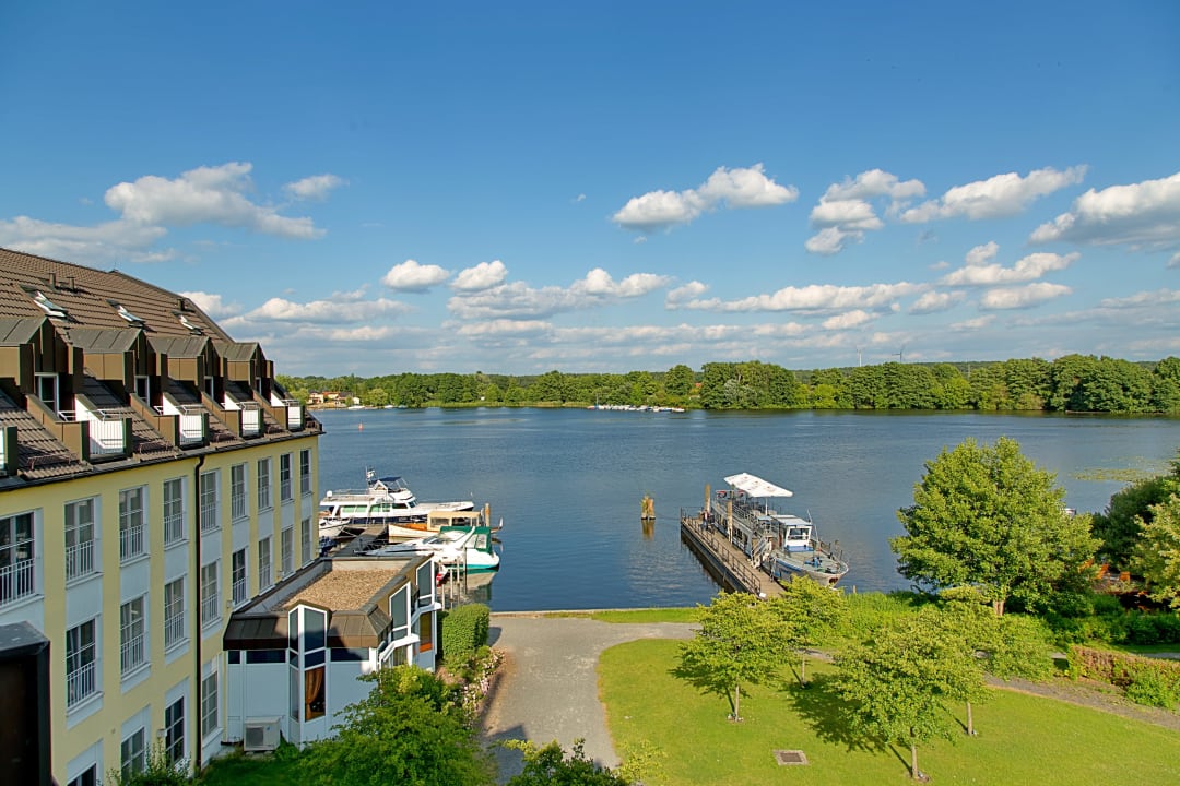 Blick vom Zimmer auf das Barschiff Seehotel Zeuthen