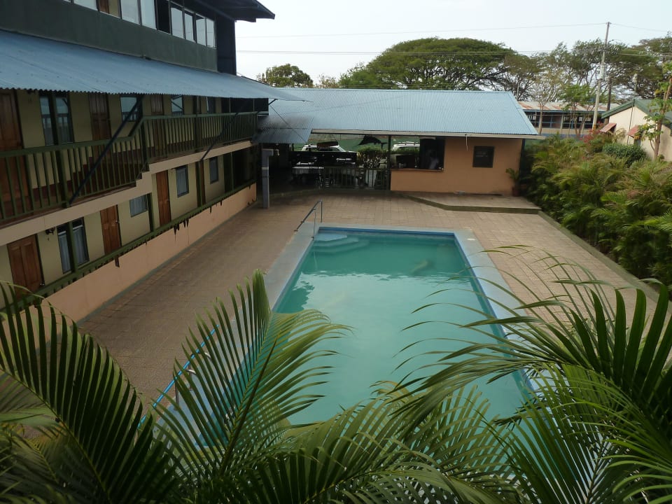 Pool vom Zi 12 im 1. OG aus Hotel Bella Vista