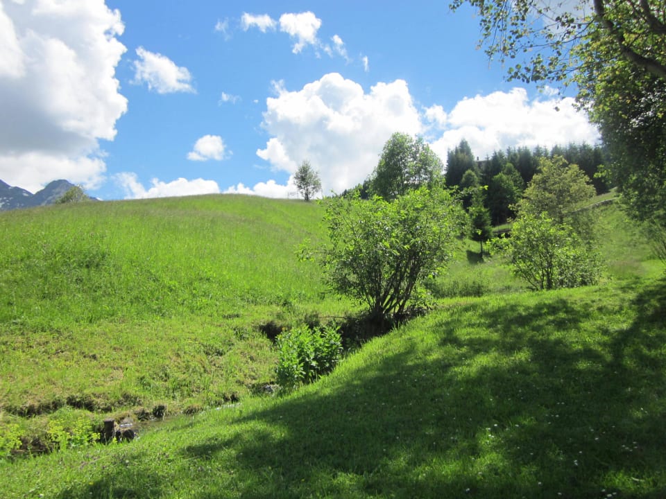 Weite Gartenlandschaft Naturhotel Chesa Valisa