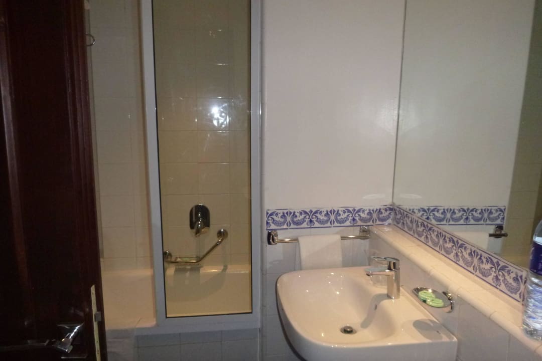 Bad mit Dusche und Wanne, 2 Waschbecken Dunes D'or Ocean Club