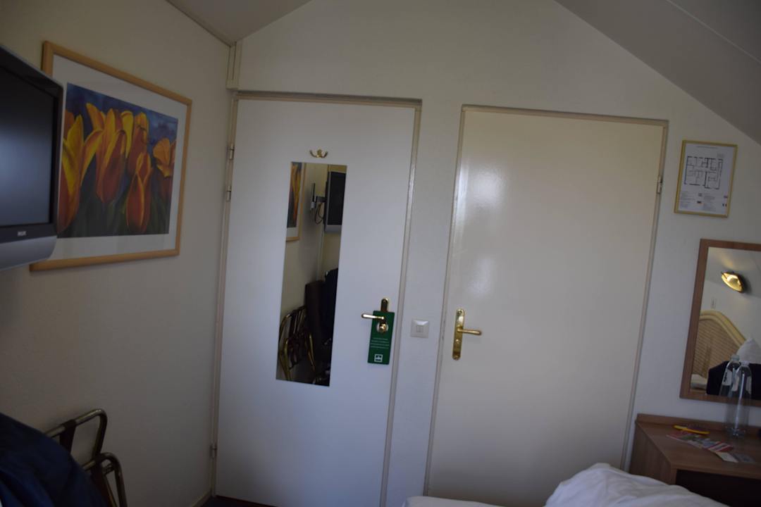 Вход в номер, рядом туалет Hotel Prinsen