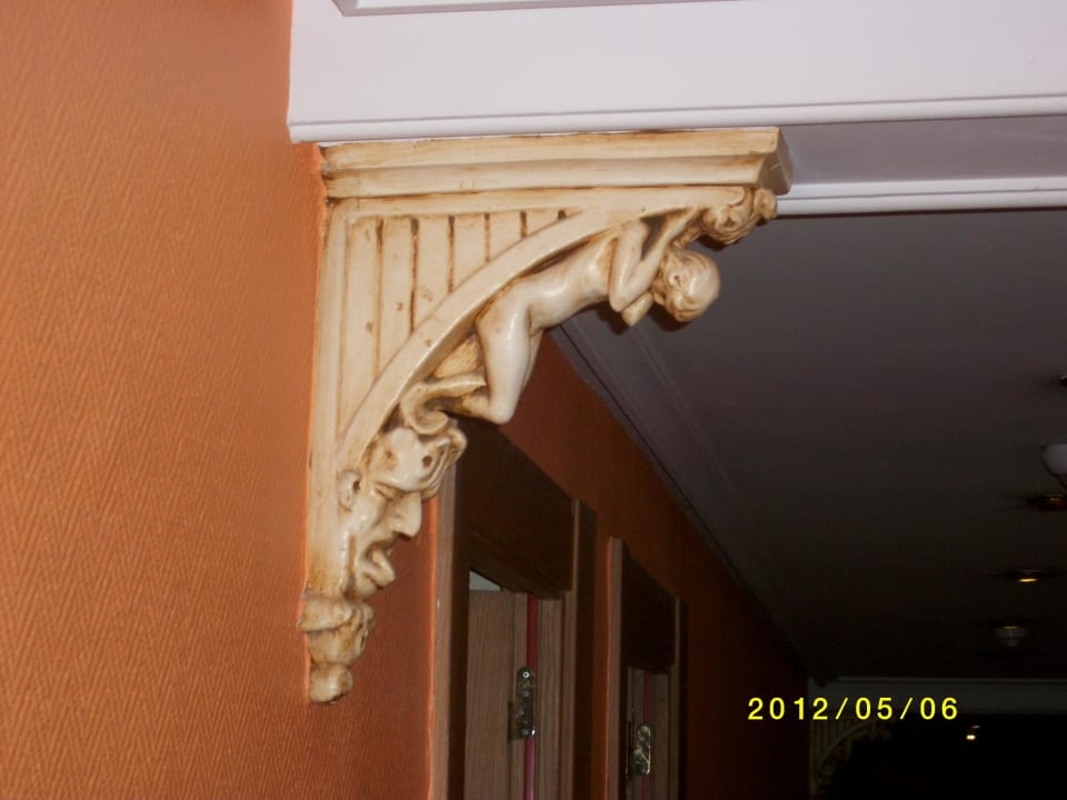 Gang zu den Zimmern Hotel Los Angeles & SPA