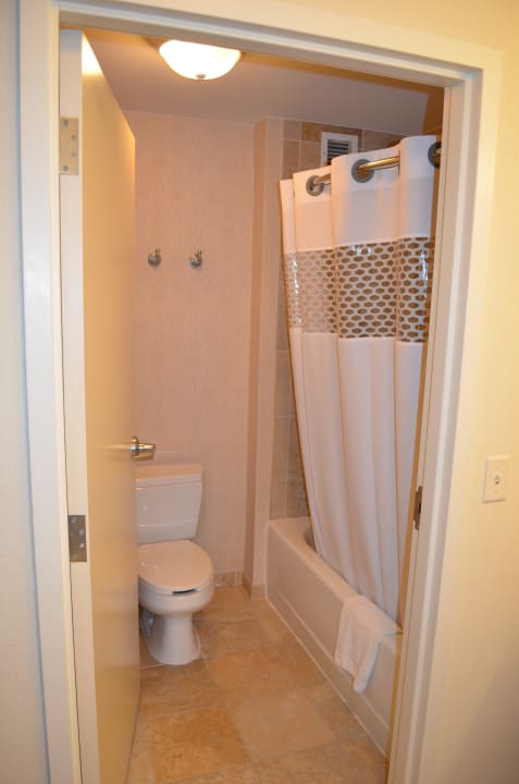 Schönes sauberes Bad Hotel Hampton Inn & Suites Washington Dulles International Airport