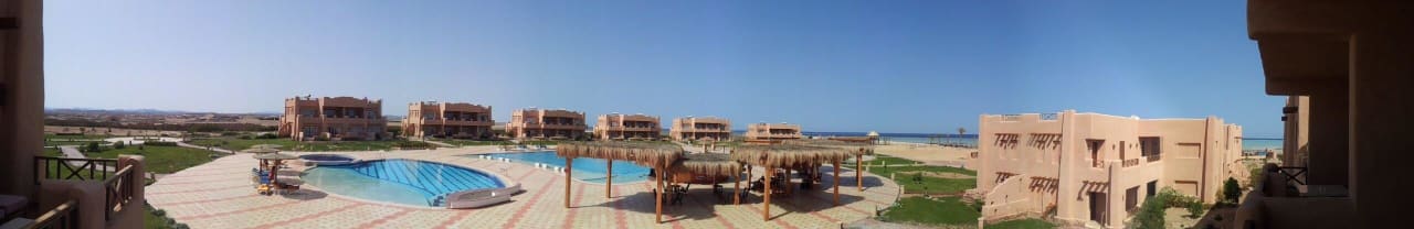 Widok z pokoju na przeciwległe budynki 2 Laguna Beach Marsa Resort
