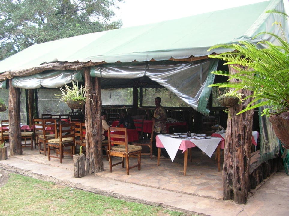 Hier gab es das Abendessen mit Showkochen Royal Mara Safari Lodge
