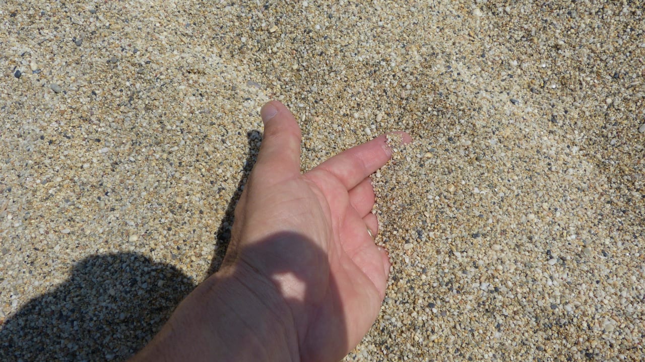 Feiner, sauberer Kies am Hotelstrand Gardenia Hotel