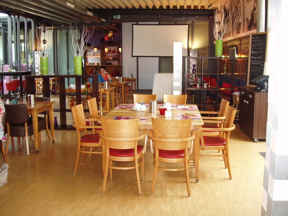 Verschiedene Sitzmöbel im Restaurant ibis Styles Leipzig