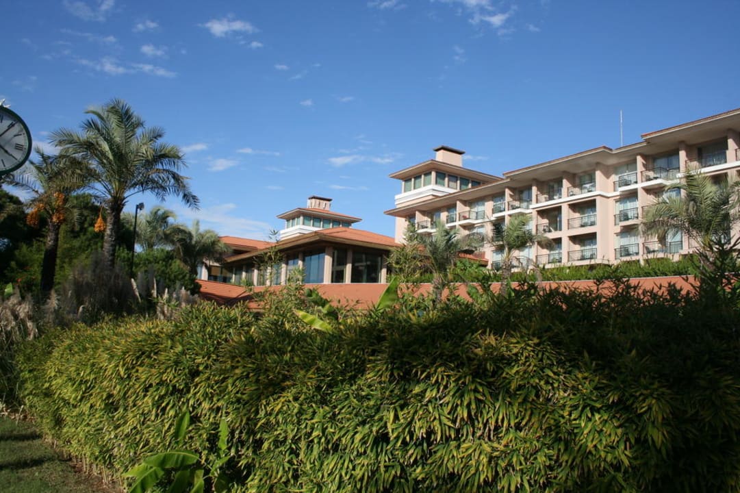 Vom Garten mit Blick auf das Hotel IC Hotels Green Palace