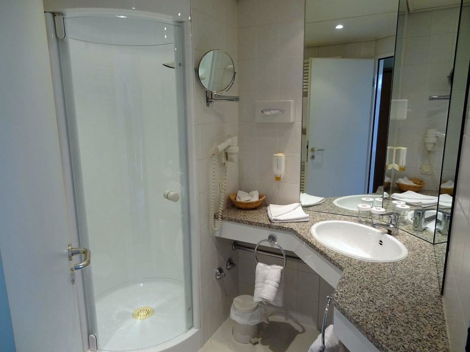 Bad im Standard-DZ Nr.106 H+ Hotel Erfurt