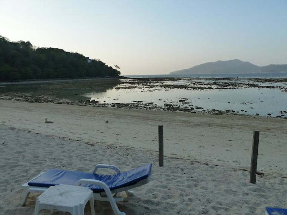 Strand bei Ebbe Hotel Patong Bay Hut