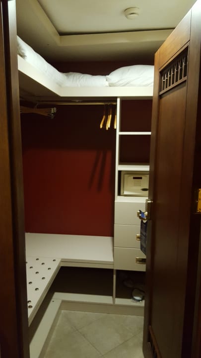 Ankleideraum mit Safe Starlight Resort Hotel