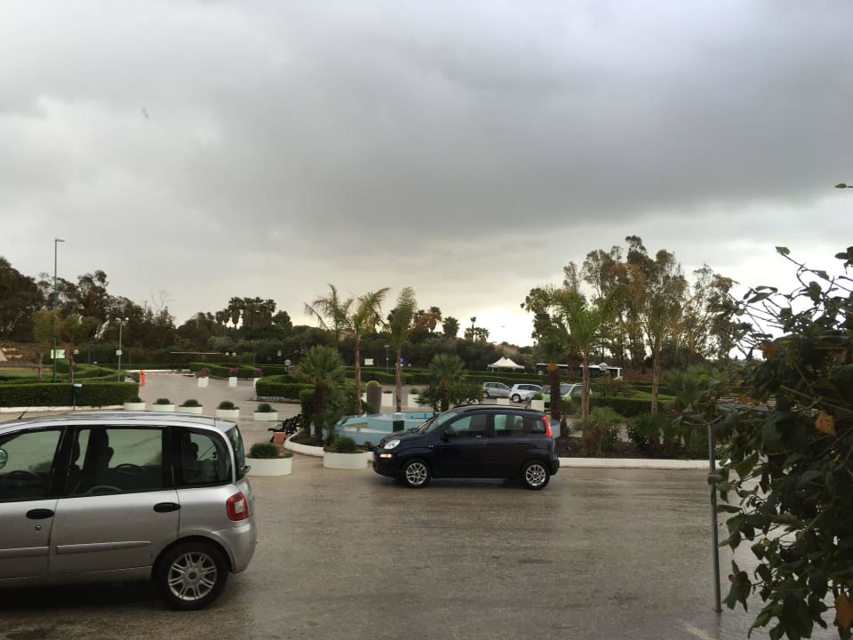 Bild von der Lobby aus (bei Regen) I Giardini di Athena - Athena Resort