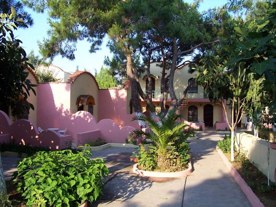 "  Hobbithaeuser" Hotel Mari