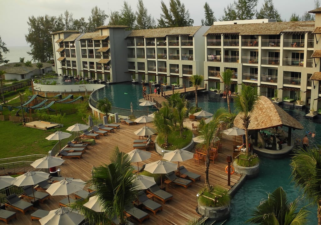 Blick aufs Hotel, im Hintergrund das Meer TUI BLUE Mai Khao Lak