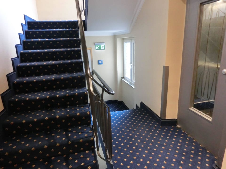 Flur mit Fahrstuhl Hotel Ludwig