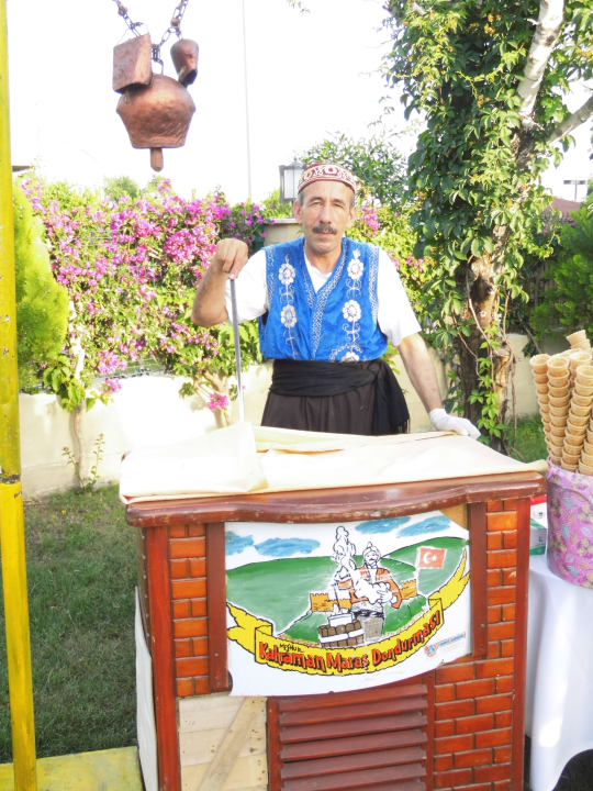 Eismann am Türkischen A bend Adalya Ocean Deluxe