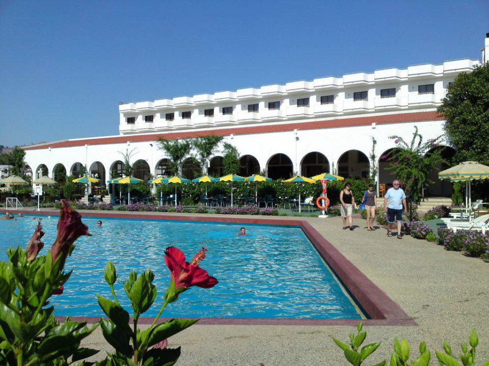 Pool mit Blick zum Außenrestaurant Irene Palace Beach Resort Club alltoura